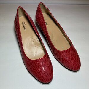 Classic Women's Red Pump, Leather upper